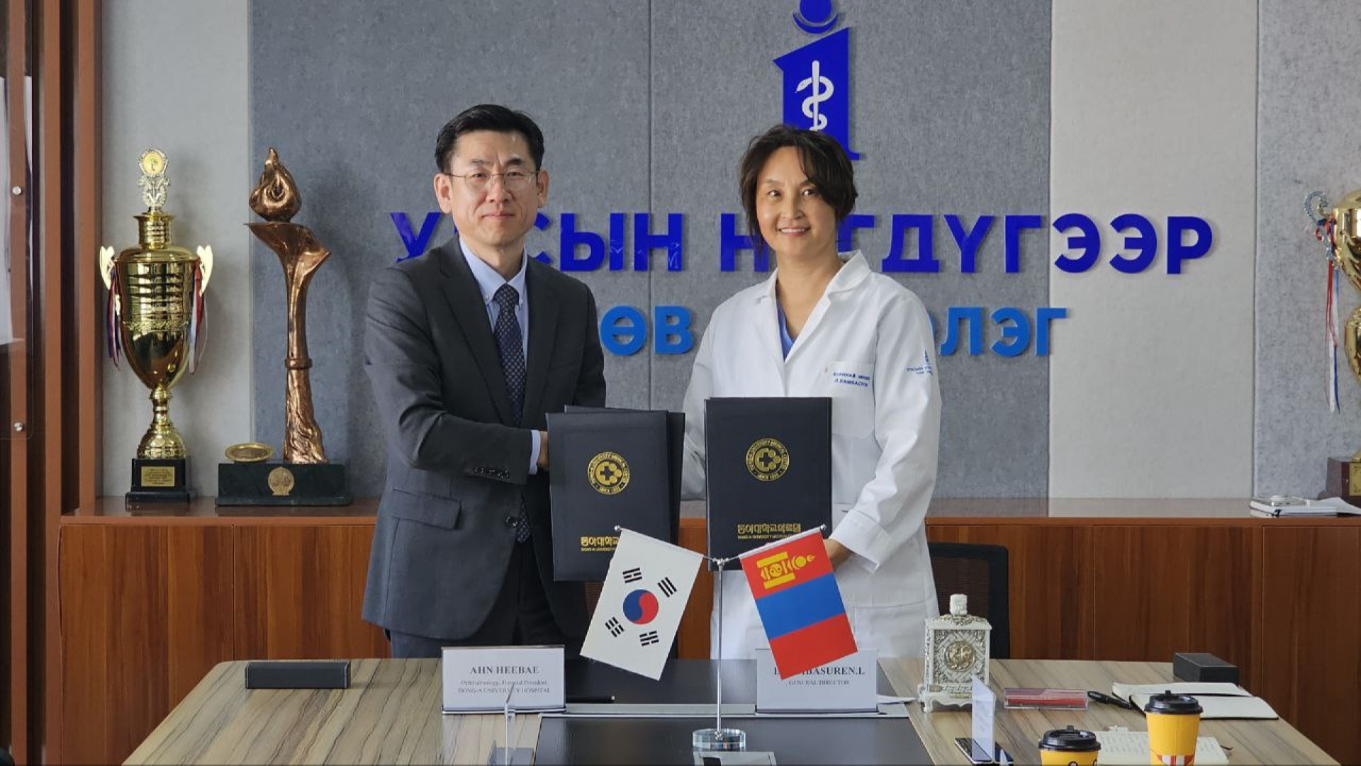 УЛСЫН НЭГДҮГЭЭР ТӨВ ЭМНЭЛЭГ НЬ БҮГД НАЙРАМДАХ СОЛОНГОС УЛСЫН “ДОНГ-А” ИХ СУРГУУЛИЙН ЭМНЭЛЭГТЭЙ ХАМТРАН АЖИЛЛАХААР БОЛЛОО.